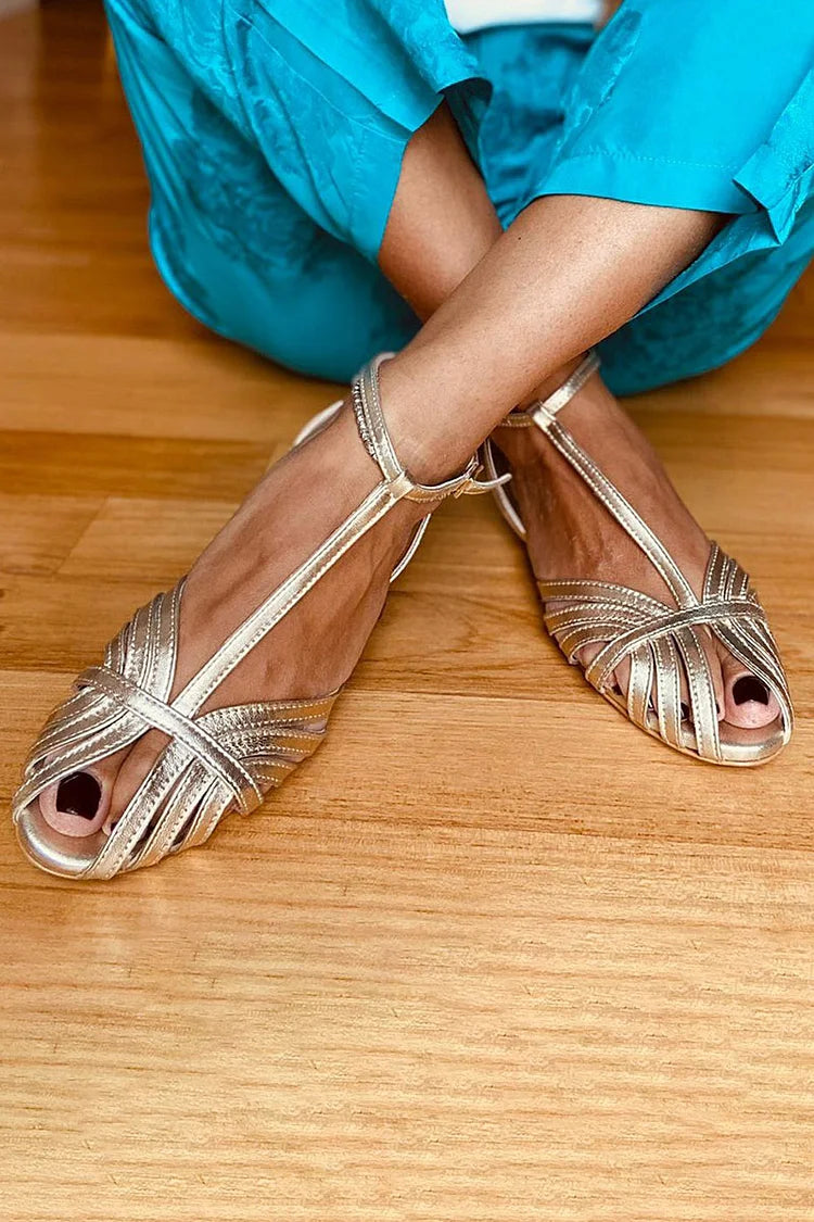 Schimmernde Peep-Toe Sandalen mit niedrigem Absatz und T-Riemen