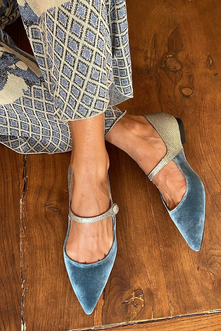 Patchwork-Ballerinas in Blau mit spitzem Zehenbereich und Schnallenriemen am Spann