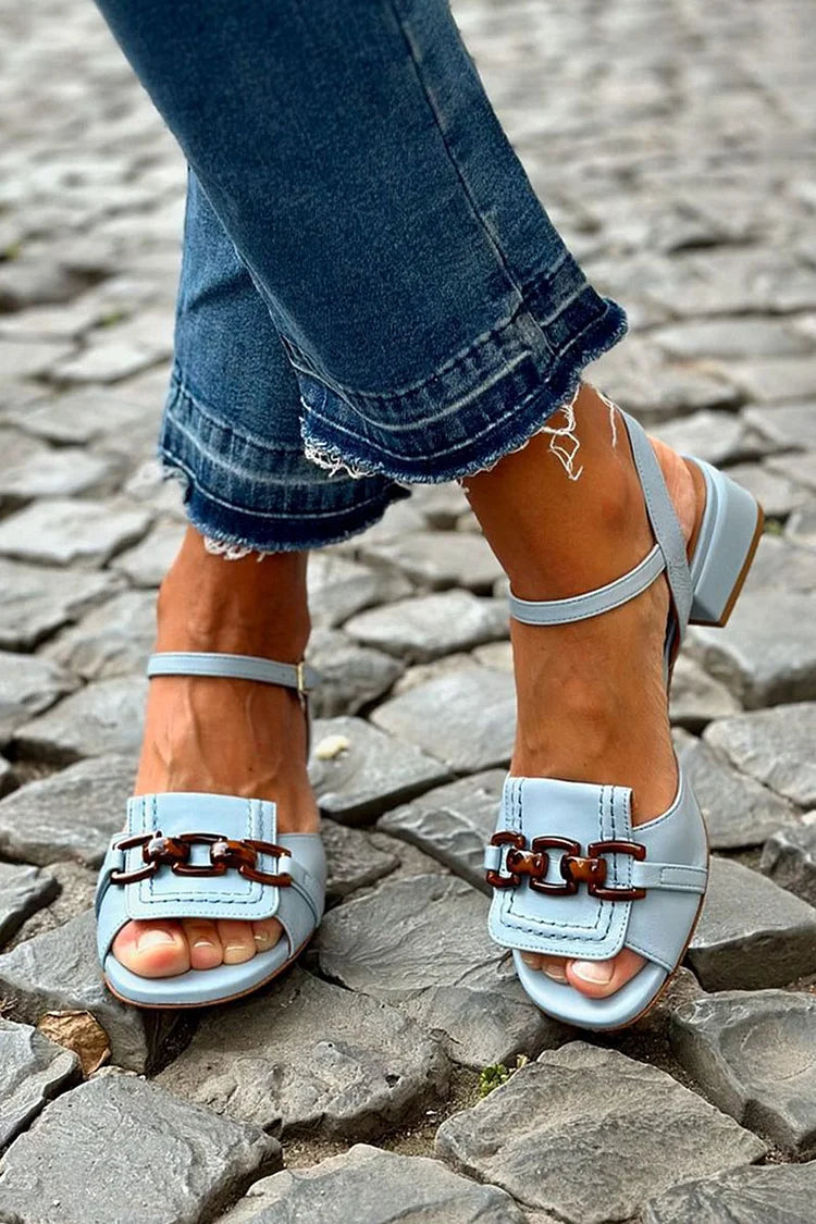 Blaues Pumpschuh-Design mit niedrigem Absatz, metallischer Kette und dekorativen Steppnähten