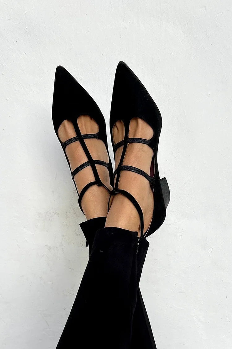 Schwarze Pumps mit breitem Absatz und spitz zulaufender Zehenpartie