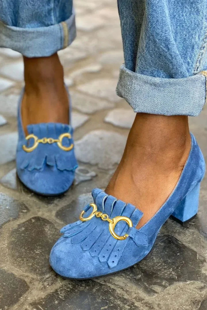 Matte Pumps mit breitem Absatz, runder Spitze, Schnalle und Fransen-Details