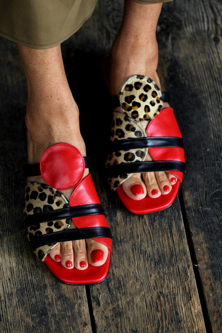 Rote Leopardenmuster-Mules mit quadratischer Spitze