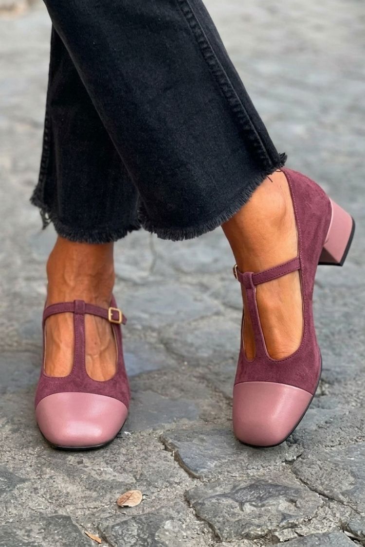 Violette Blockabsatz-Pumps mit runder Spitze, Schnalle und T-Riemen-Design