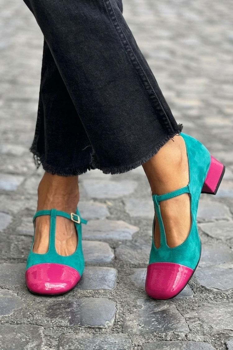 Violette Blockabsatz-Pumps mit runder Spitze, Schnalle und T-Riemen-Design