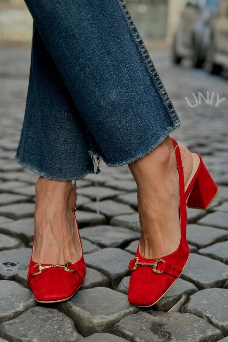 Olivefarbene Wildleder-Slingback-Pumps mit Blockabsatz