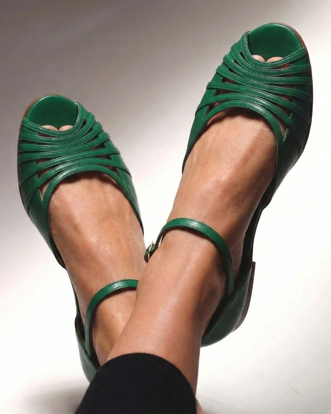 Grüne geflochtene Peep-Toe Sandalen mit niedrigem Absatz und Riemen um den Knöchel