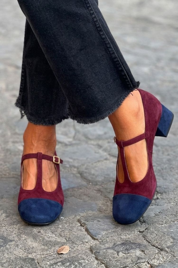 Rote Patchwork-Pumps mit breitem Absatz, rundem Zehenbereich, Schnalle und T-Riemen