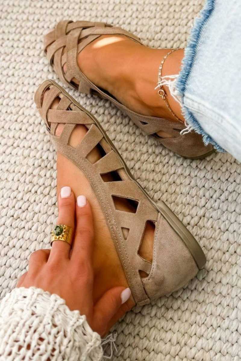 Komfortable, geflochtene Sandalen mit offenem Zehenbereich und niedrigem Absatz sowie überkreuzten Riemen