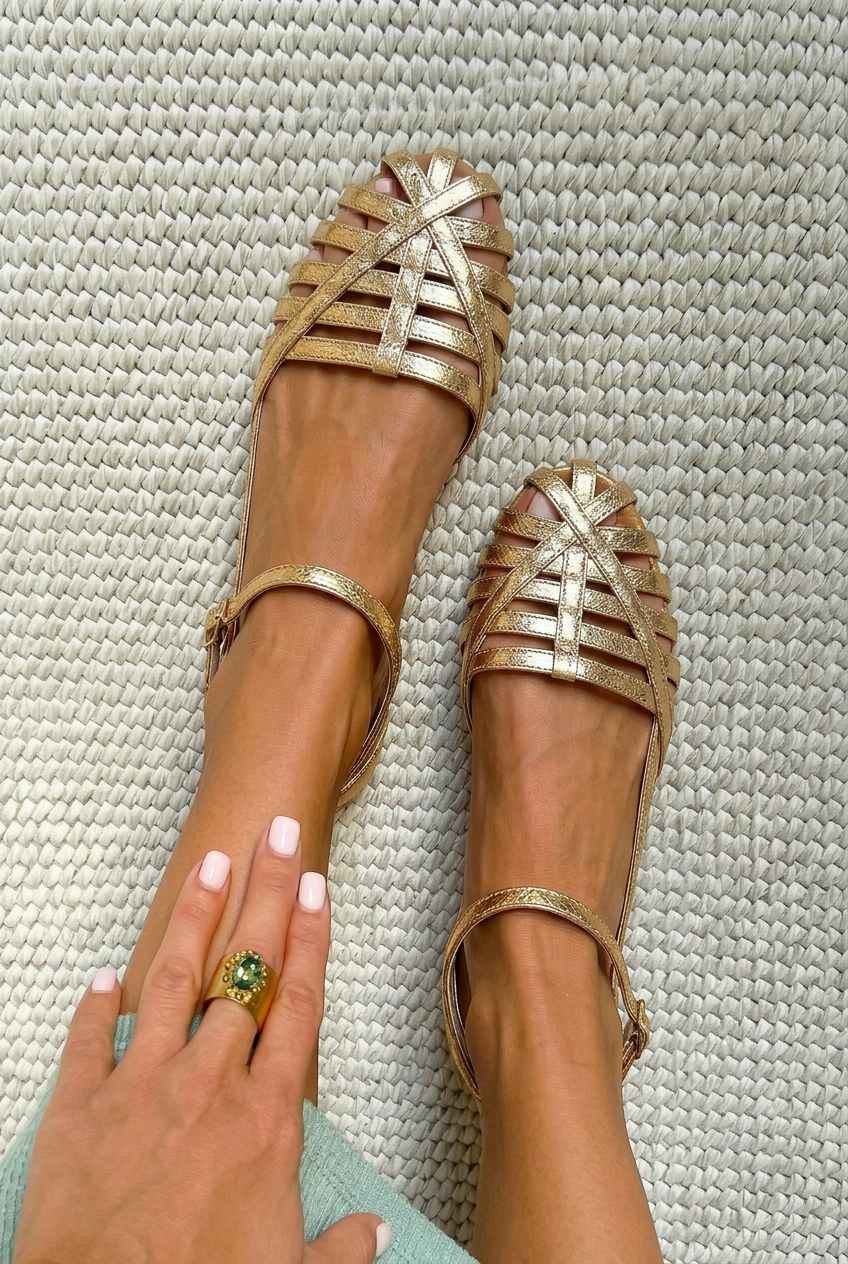 Niedrigabsatz-Sandalen mit geschlossener Spitze im Cage-Design und Knöchelriemen