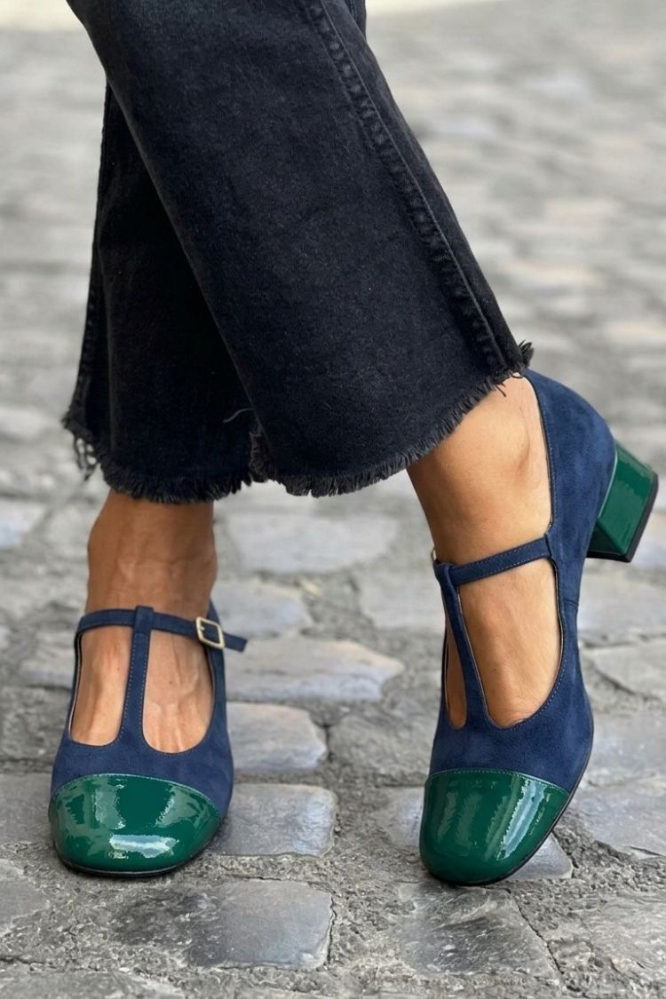 Violette Blockabsatz-Pumps mit runder Spitze, Schnalle und T-Riemen-Design