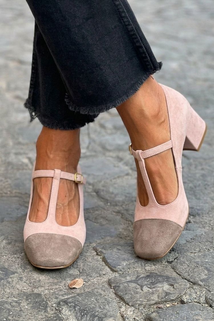Rote Patchwork-Pumps mit breitem Absatz, rundem Zehenbereich, Schnalle und T-Riemen