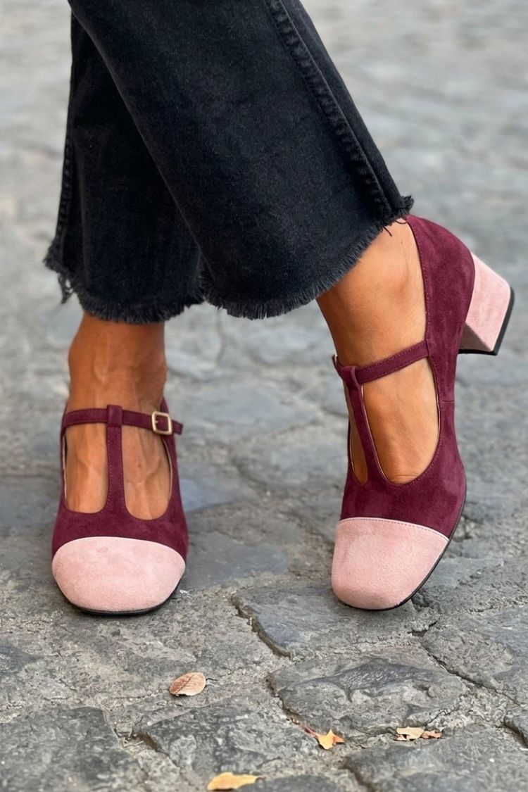 Rote Patchwork-Pumps mit breitem Absatz, rundem Zehenbereich, Schnalle und T-Riemen