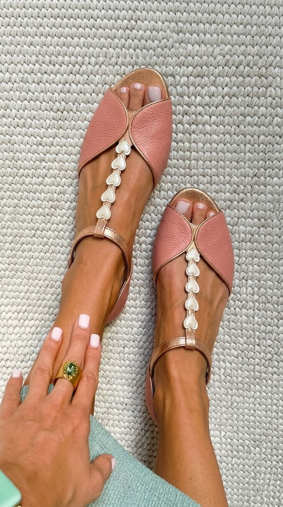 Rosa Peep-Toe Sandalen mit niedrigem Absatz, T-Riemen und Herz-Applikation