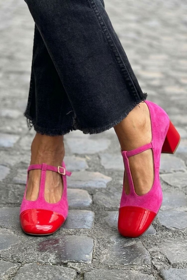 Violette Blockabsatz-Pumps mit runder Spitze, Schnalle und T-Riemen-Design