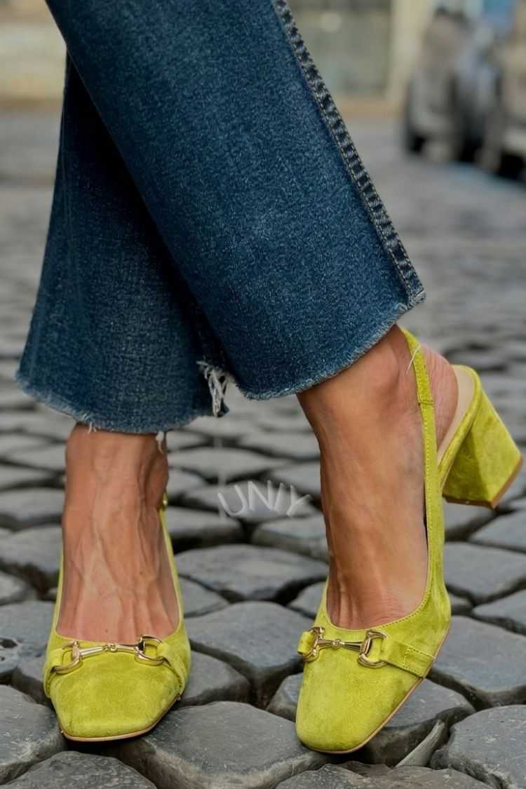 Olivefarbene Wildleder-Slingback-Pumps mit Blockabsatz