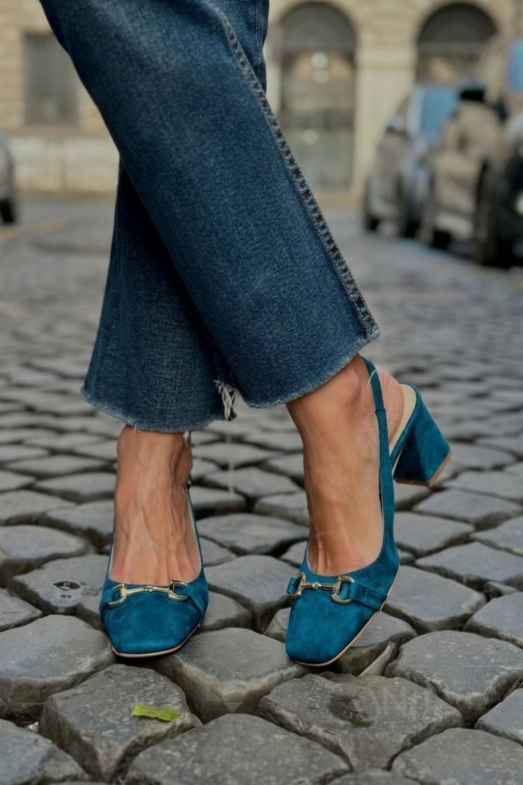 Olivefarbene Wildleder-Slingback-Pumps mit Blockabsatz