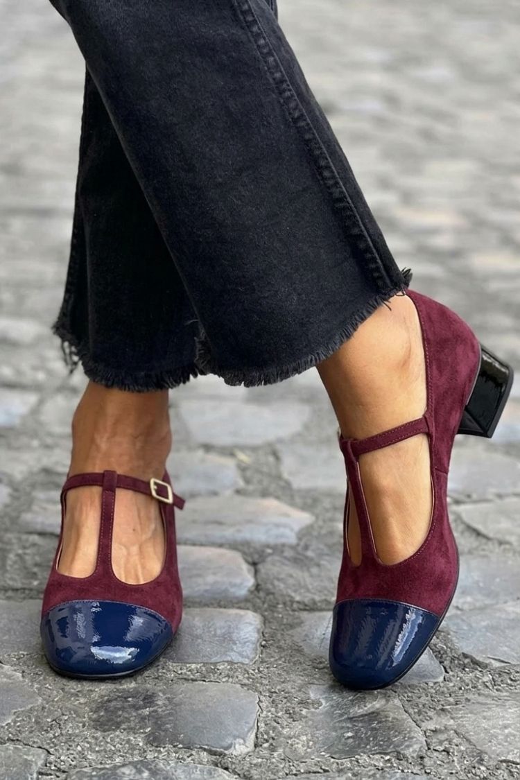 Violette Blockabsatz-Pumps mit runder Spitze, Schnalle und T-Riemen-Design