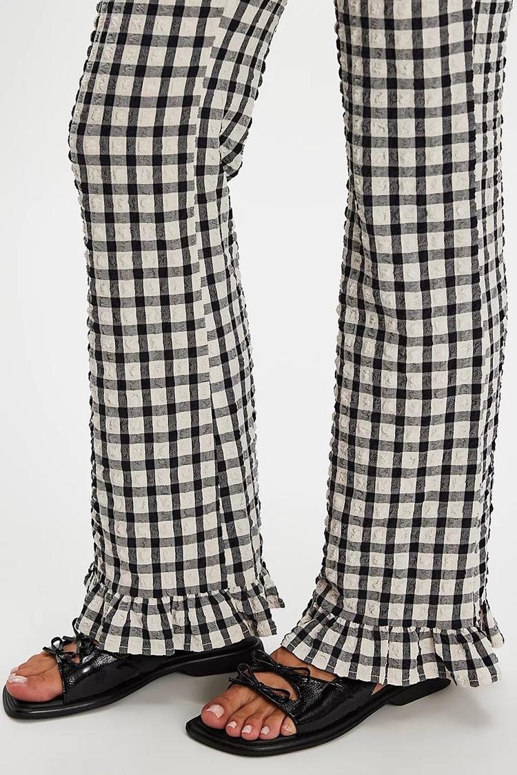 Komfortable schwarze Sandalen mit eckiger Spitze und Schleife