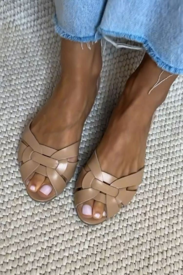 Geflochtene Peeptoe-Ballerinas aus Kunstleder mit Kreuzriemen und geschlossenem Absatz