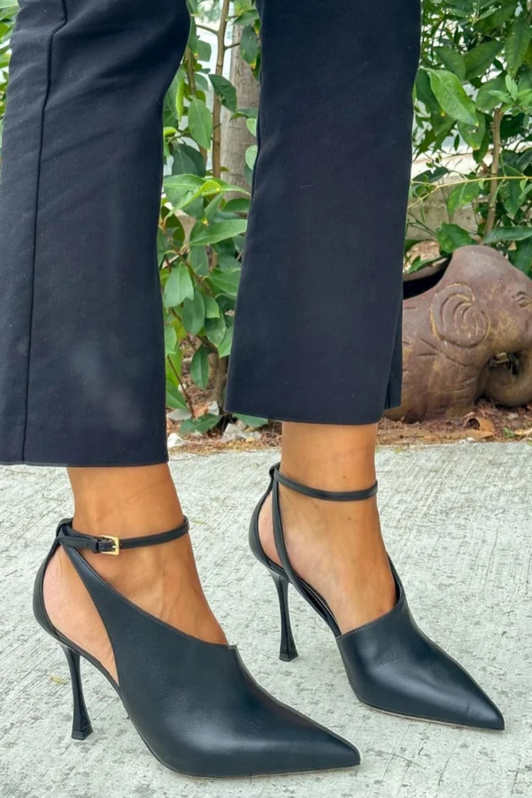 Schwarze Cut-Out-Pumps mit spitzem Zehen, Absatz und Knöchelriemen