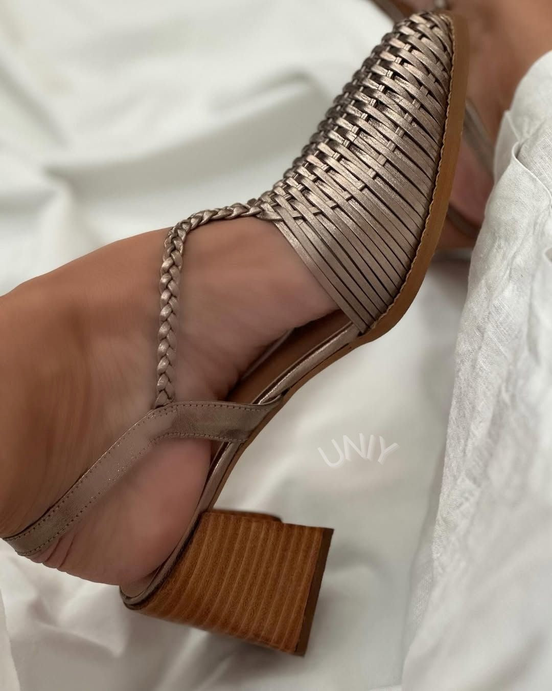 Champagnerfarbene, metallisch geflochtene Blockabsatz-Pumps mit spitzem Schuhkopf und Riemchen