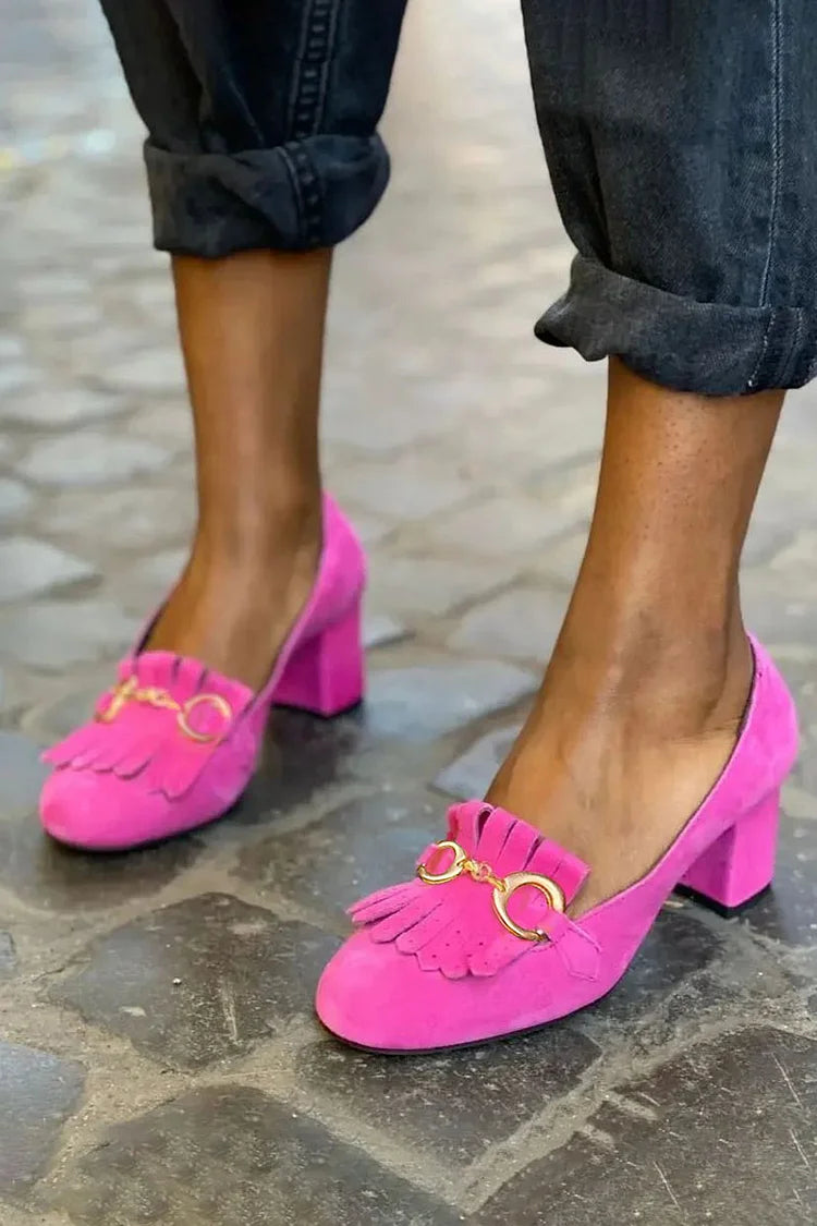 Matte Pumps mit breitem Absatz, runder Spitze, Schnalle und Fransen-Details