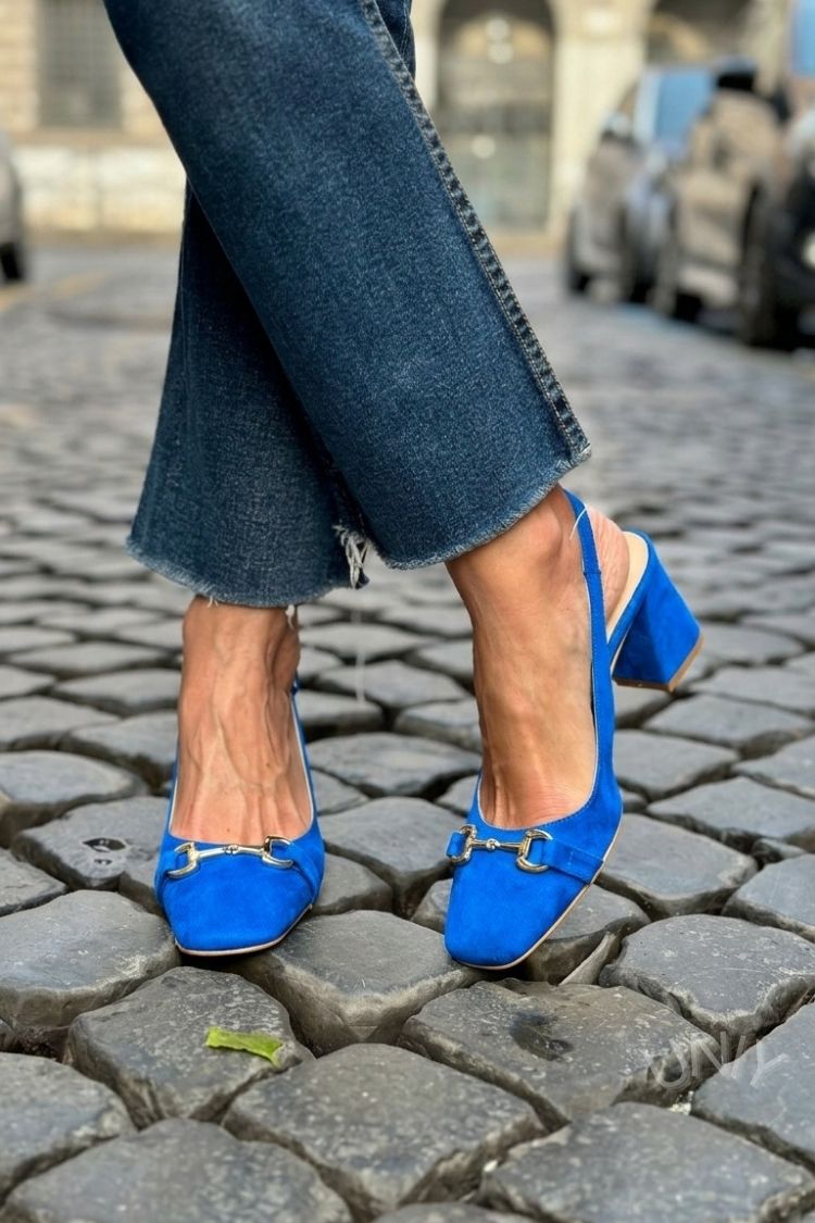 Olivefarbene Wildleder-Slingback-Pumps mit Blockabsatz