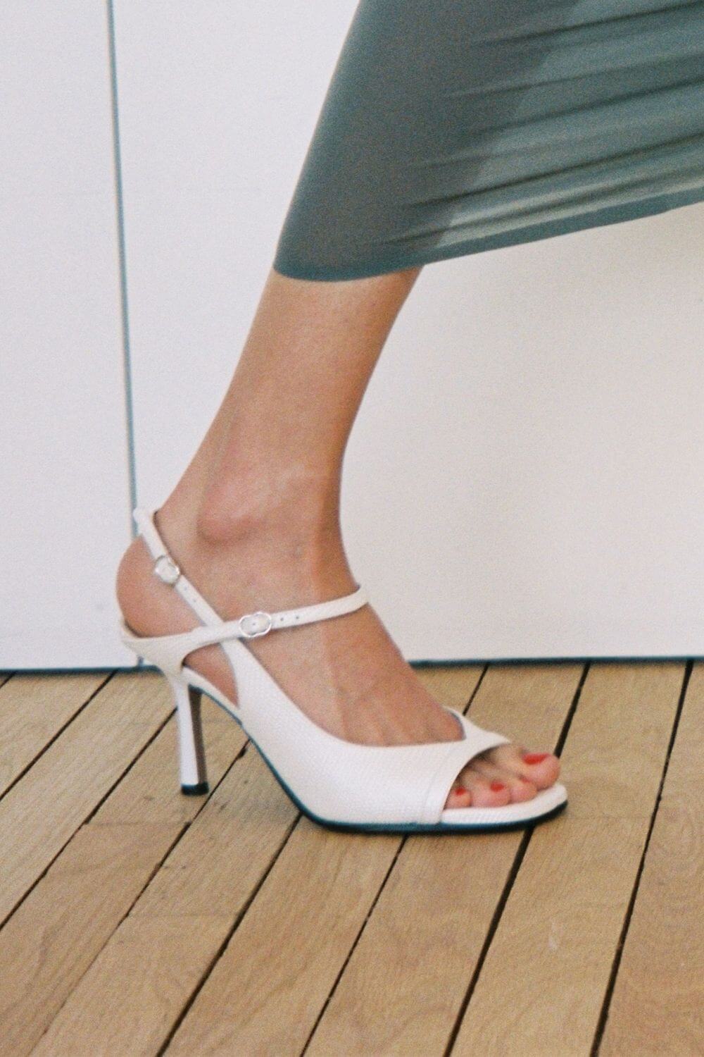 Schwarze Slingback-Pumps mit schmalem Absatz, Schlangenoptik und offener Spitze