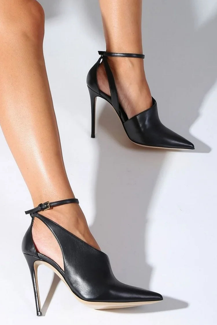 Schwarze Cut-Out-Pumps mit spitzem Zehen, Absatz und Knöchelriemen