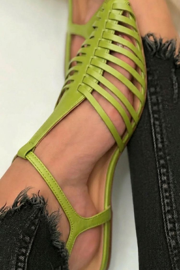 Wesentliche Schwarze Cut-Out Sandalen mit Spitzem Zehenbereich und T-Riemen
