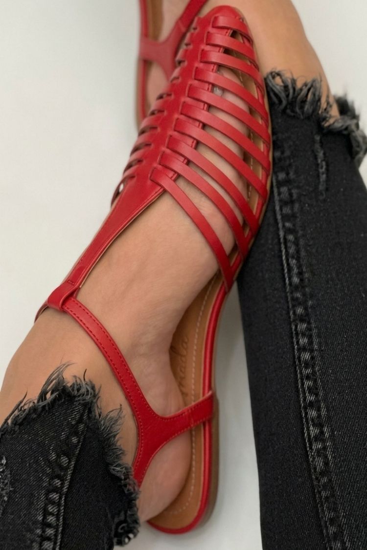 Wesentliche Schwarze Cut-Out Sandalen mit Spitzem Zehenbereich und T-Riemen