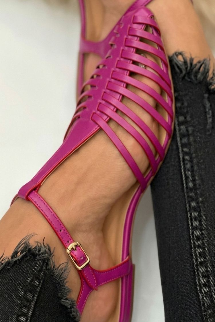 Wesentliche Schwarze Cut-Out Sandalen mit Spitzem Zehenbereich und T-Riemen