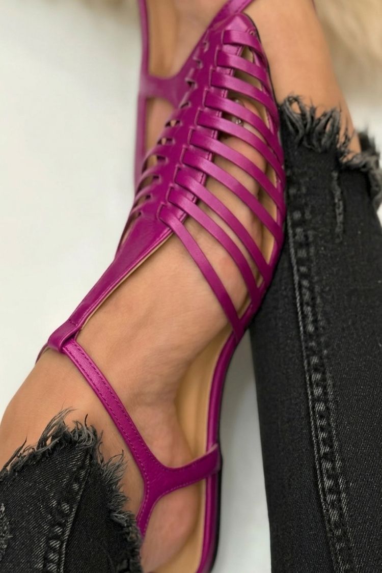 Wesentliche Schwarze Cut-Out Sandalen mit Spitzem Zehenbereich und T-Riemen