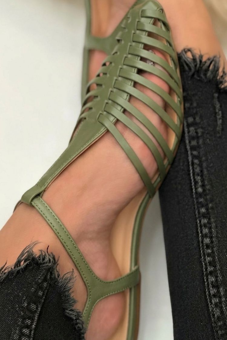 Wesentliche Schwarze Cut-Out Sandalen mit Spitzem Zehenbereich und T-Riemen