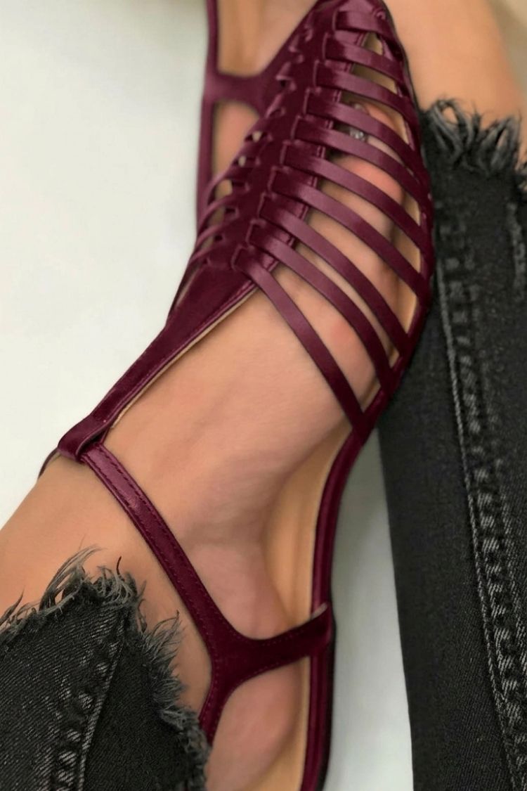 Wesentliche Schwarze Cut-Out Sandalen mit Spitzem Zehenbereich und T-Riemen