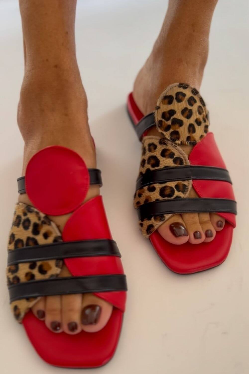 Rote Leopardenmuster-Mules mit quadratischer Spitze