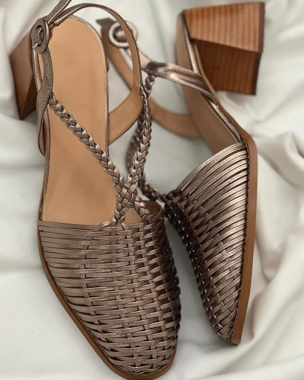 Champagnerfarbene, metallisch geflochtene Blockabsatz-Pumps mit spitzem Schuhkopf und Riemchen