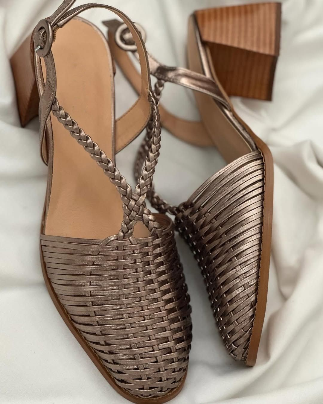 Champagnerfarbene, metallisch geflochtene Blockabsatz-Pumps mit spitzem Schuhkopf und Riemchen