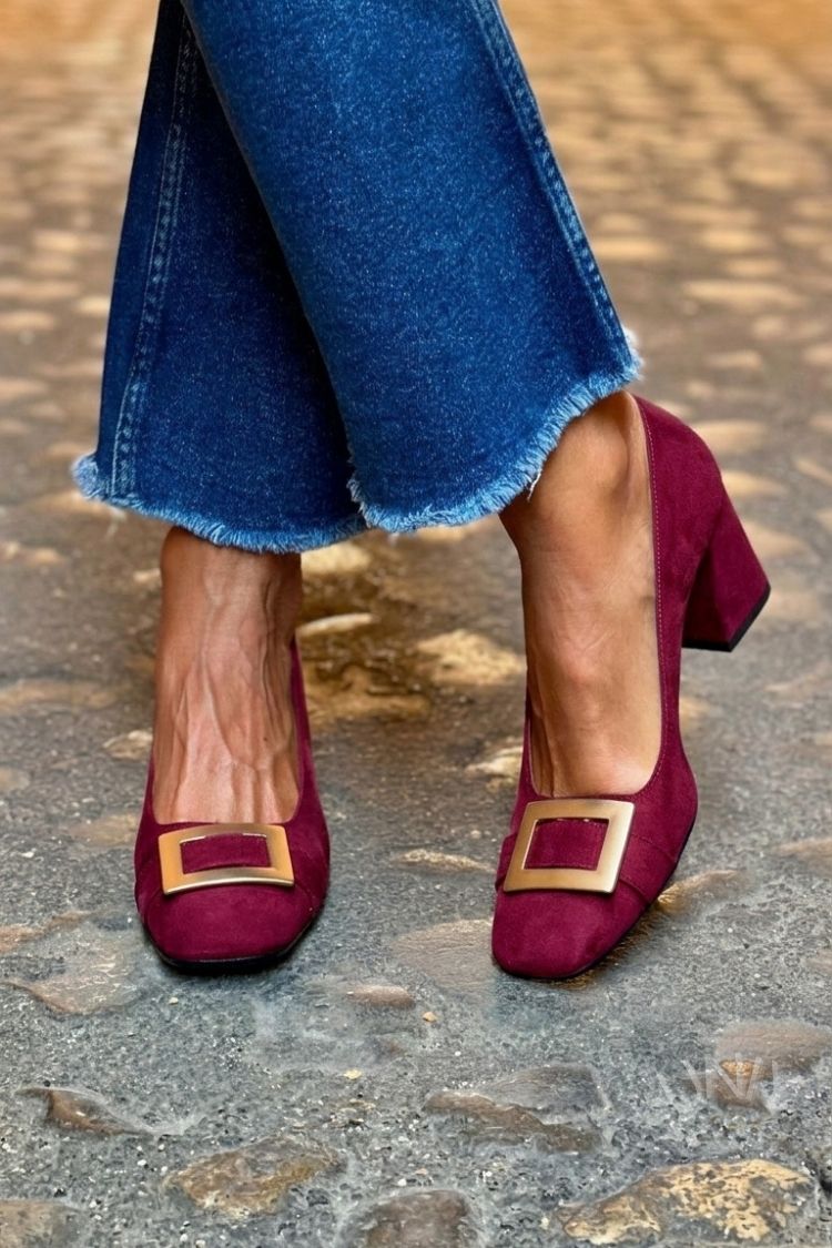 Blaues Patchwork-Pump-Modell mit breitem Absatz und quadratischer Spitze