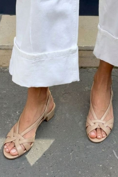 Nude Leder Slingback Sandalen mit gekreuzten Riemen und niedrigem Absatz
