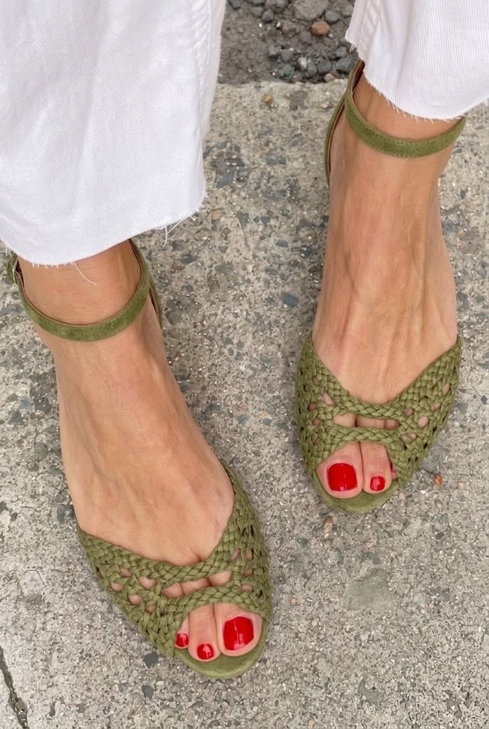 Elegante geflochtene Cut-Out Sandalen mit niedrigem Absatz, offener Zehenpartie und Knöchelriemen