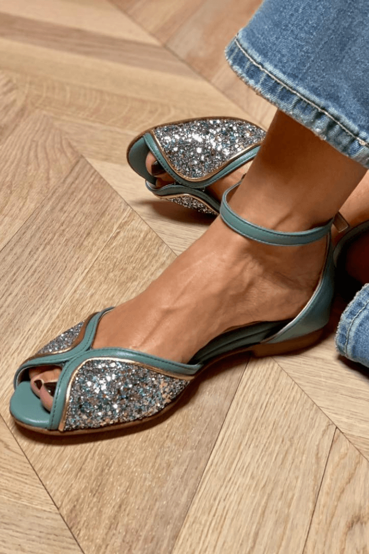 Funkelnde Patchwork-Peeptoe-Sandalen mit Knöchelriemen und Schnallenverschluss