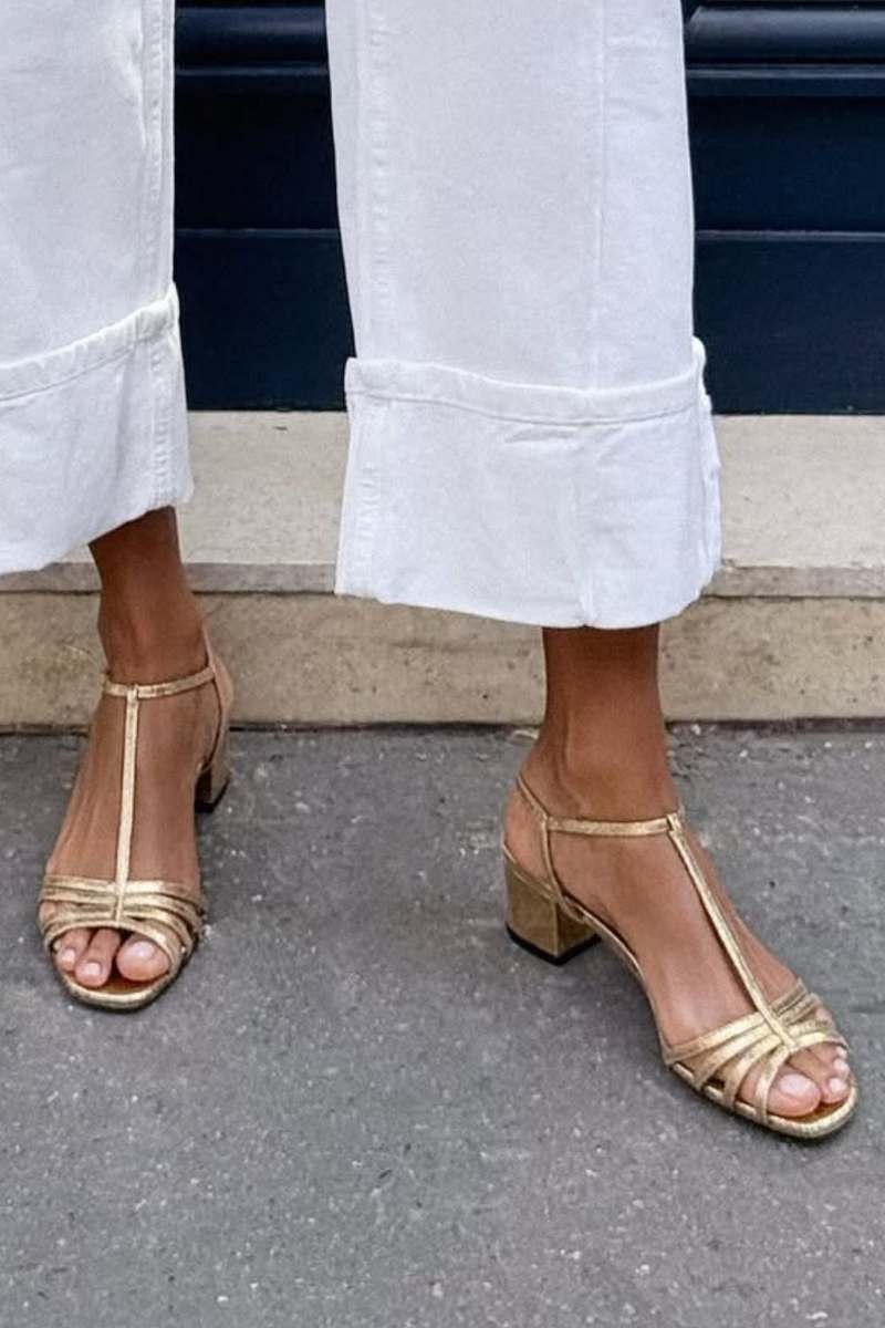 Metallische T-Riemen-Sandalen mit Schnalle und Blockabsatz