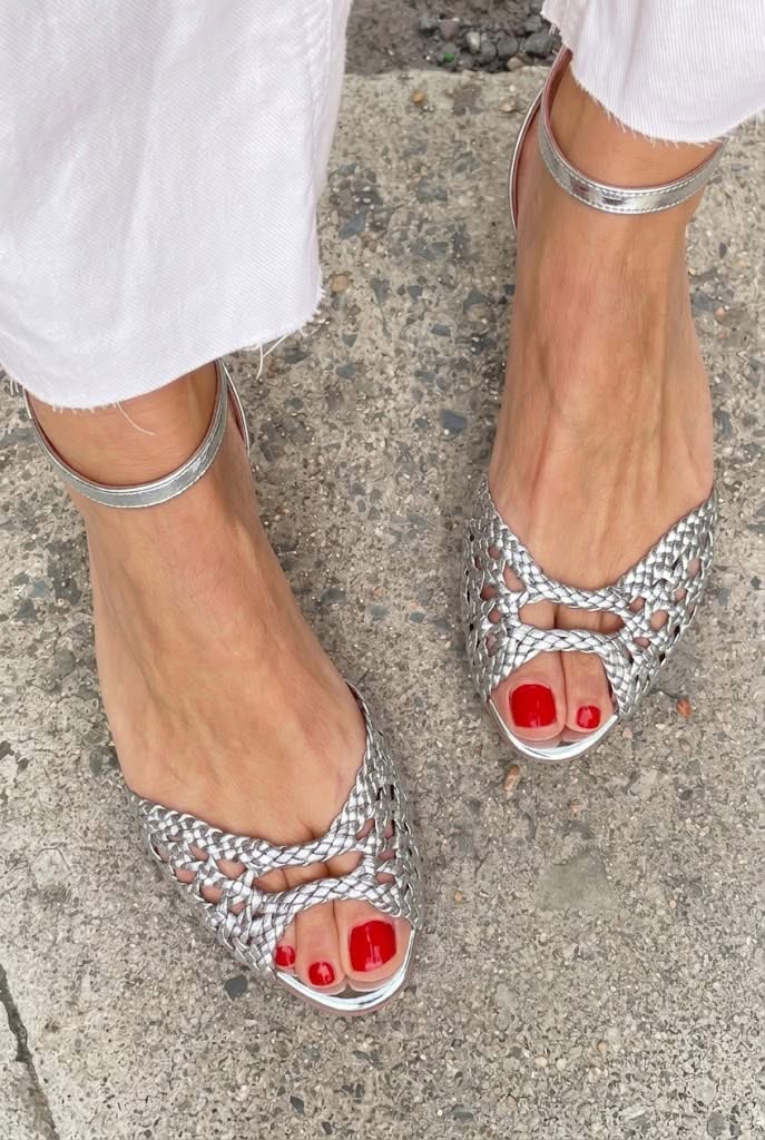 Elegante geflochtene Cut-Out Sandalen mit niedrigem Absatz, offener Zehenpartie und Knöchelriemen