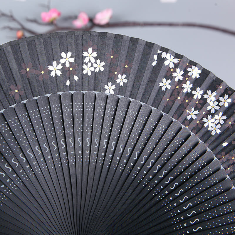 Faltbarer Buddha Handfächer mit Kirschblüten-Design, Sakura und Kamelie, aus Seide und Bambus, 21 cm