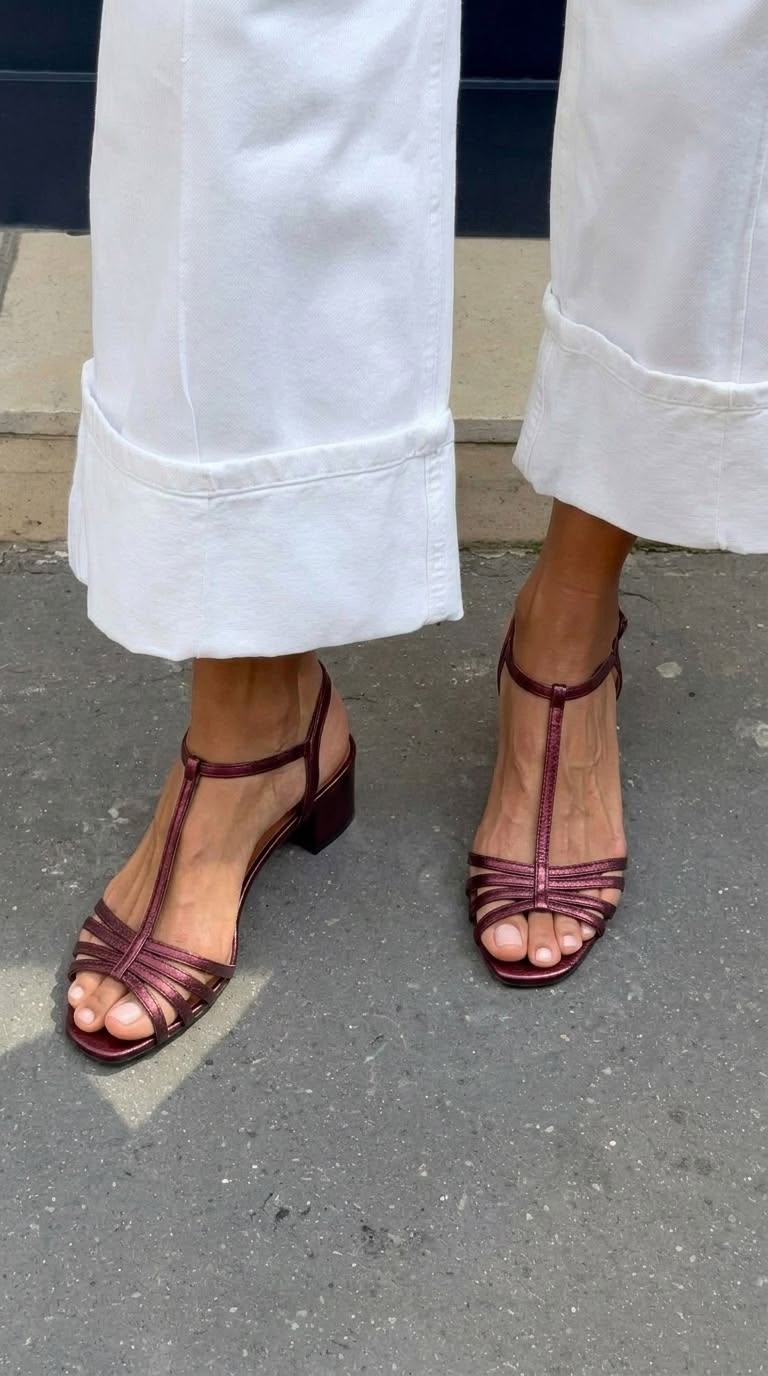 Metallische T-Riemen-Sandalen mit Schnalle und Blockabsatz