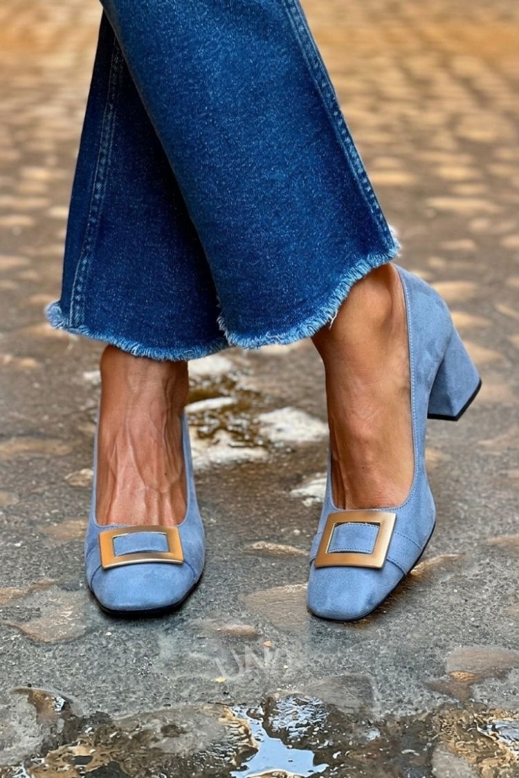 Blaues Patchwork-Pump-Modell mit breitem Absatz und quadratischer Spitze