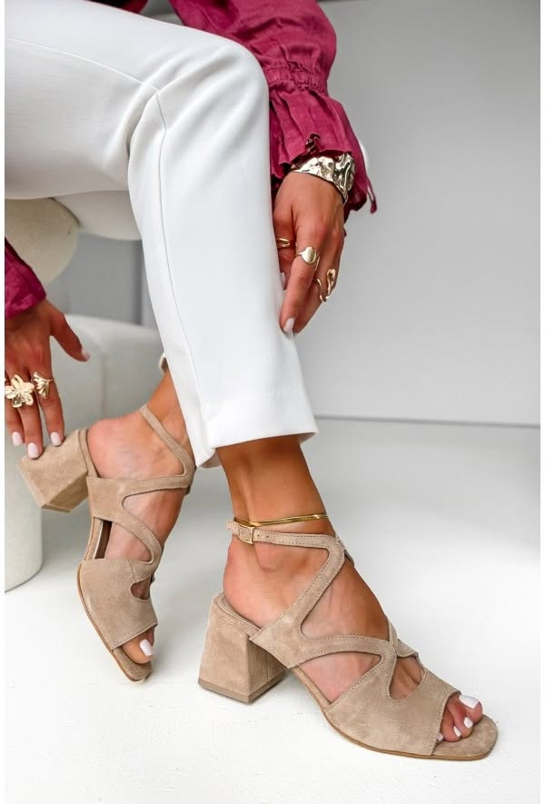 Beige Wildleder-Pumps mit Blockabsatz, quadratischer Spitze und Knöchelriemen