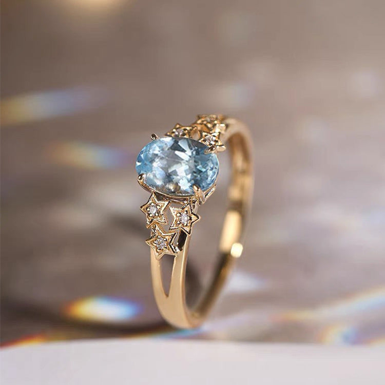 Exklusiver goldener Ring mit blauem Edelstein