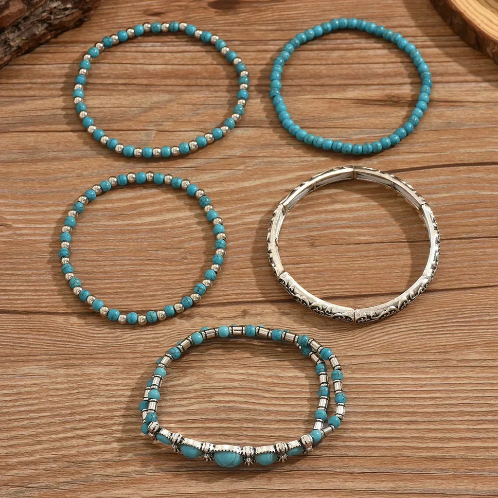 Set aus Armbändern mit türkisfarbenen Perlen